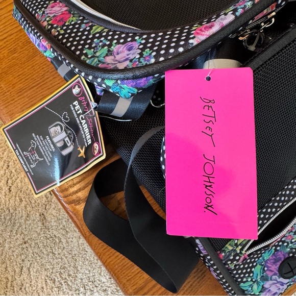 NWT Betsey Johnson Black White Pink Pet Travel Carrier TSA Approved Up To 16lbs - Picture 8 of 12